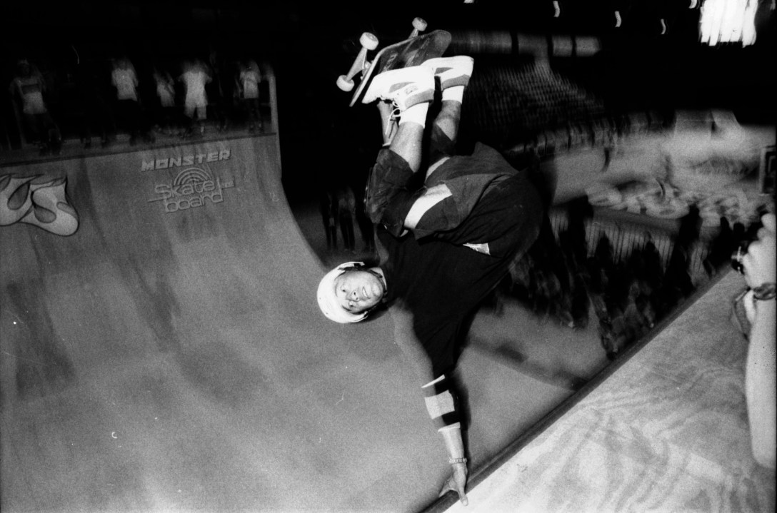 steve-caballero-frontside-invert-munster-germany-photo-kevin-banks-speedway-skateboarding-magazine