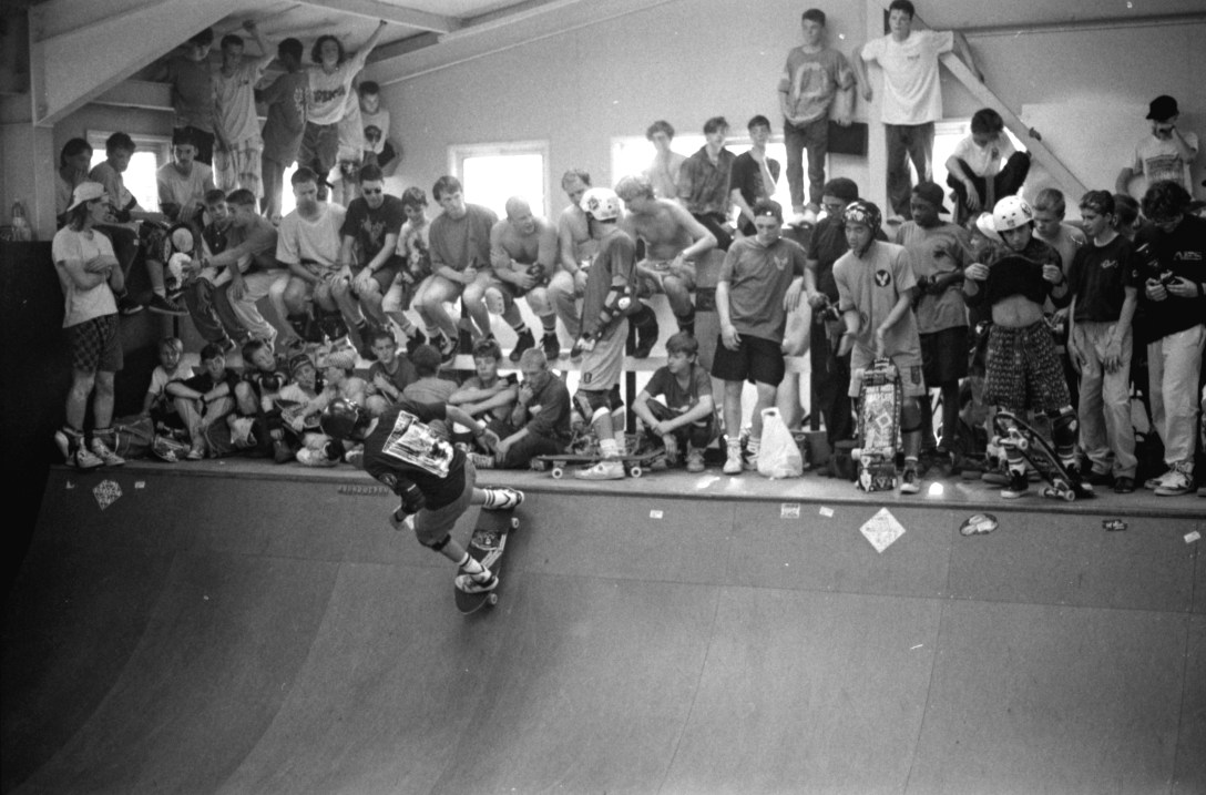 the-bones-brigade-powell-peralta-team-tommy-guerrero-mike-mcgill-mark-sato-steve-caballero-goshen-bury-1989-photo-kevin-banks-speedway-skateboarding-magazine